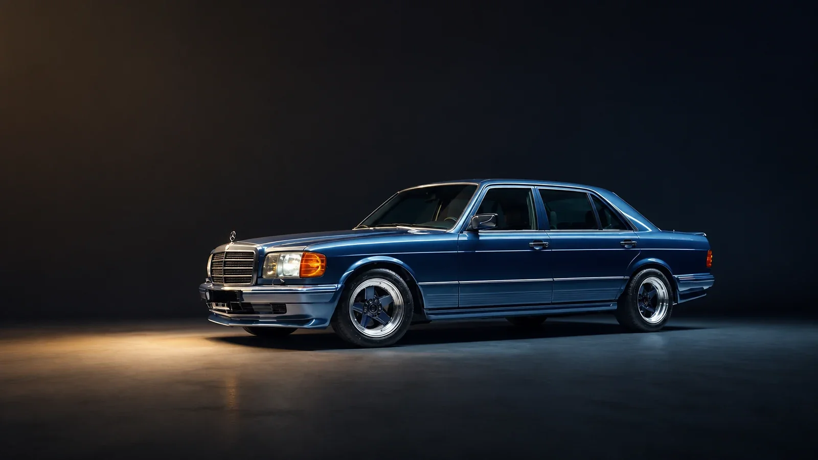 Mercedes-Benz S-Class classique bleue dans un décor de studio sombre