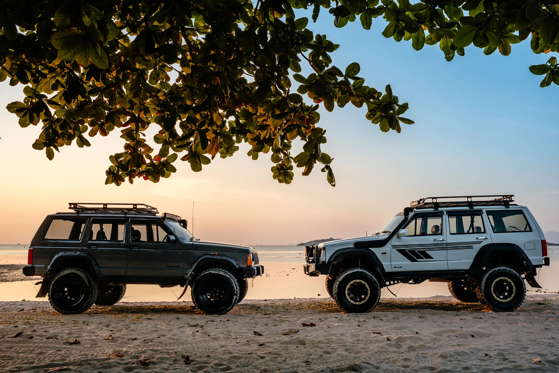 Jeeps Grey Ghost y White Samurai frente a frente junto al mar