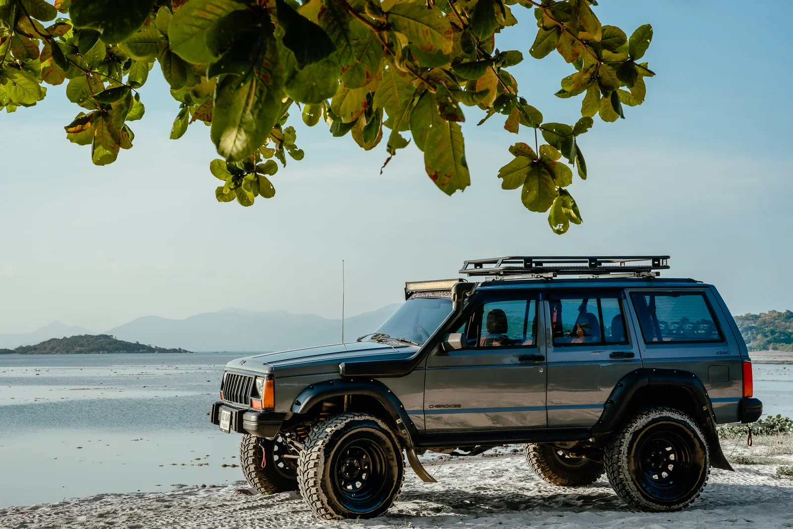 Jeep Grey Ghost au bord de la mer bleue à Koh Samui