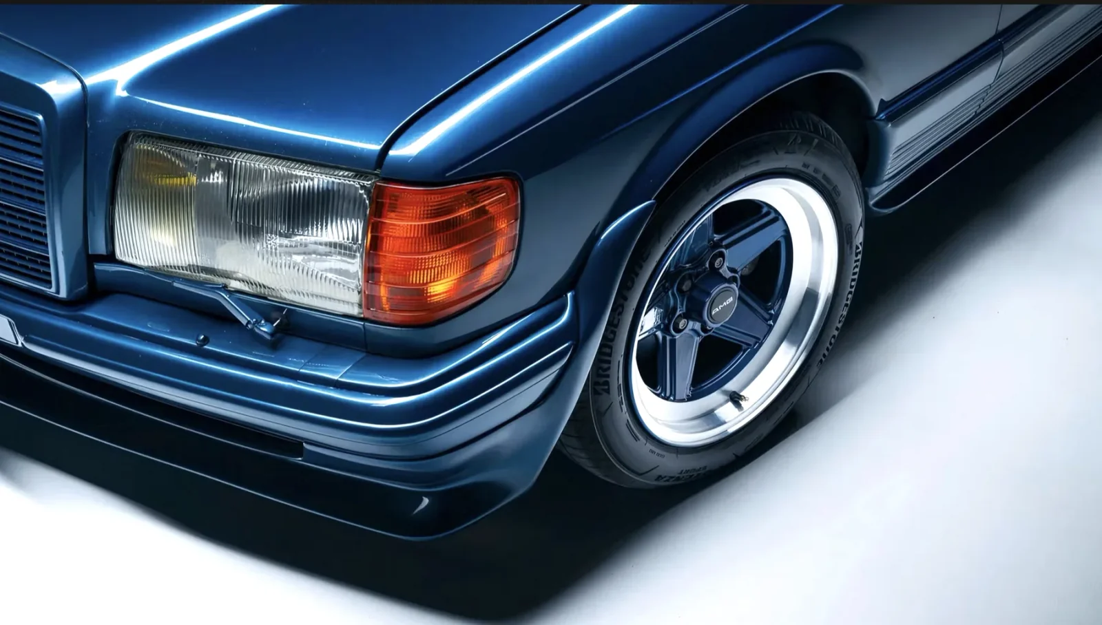 Headlight and front wheel detail of the classic Mercedes-Benz 500 SE