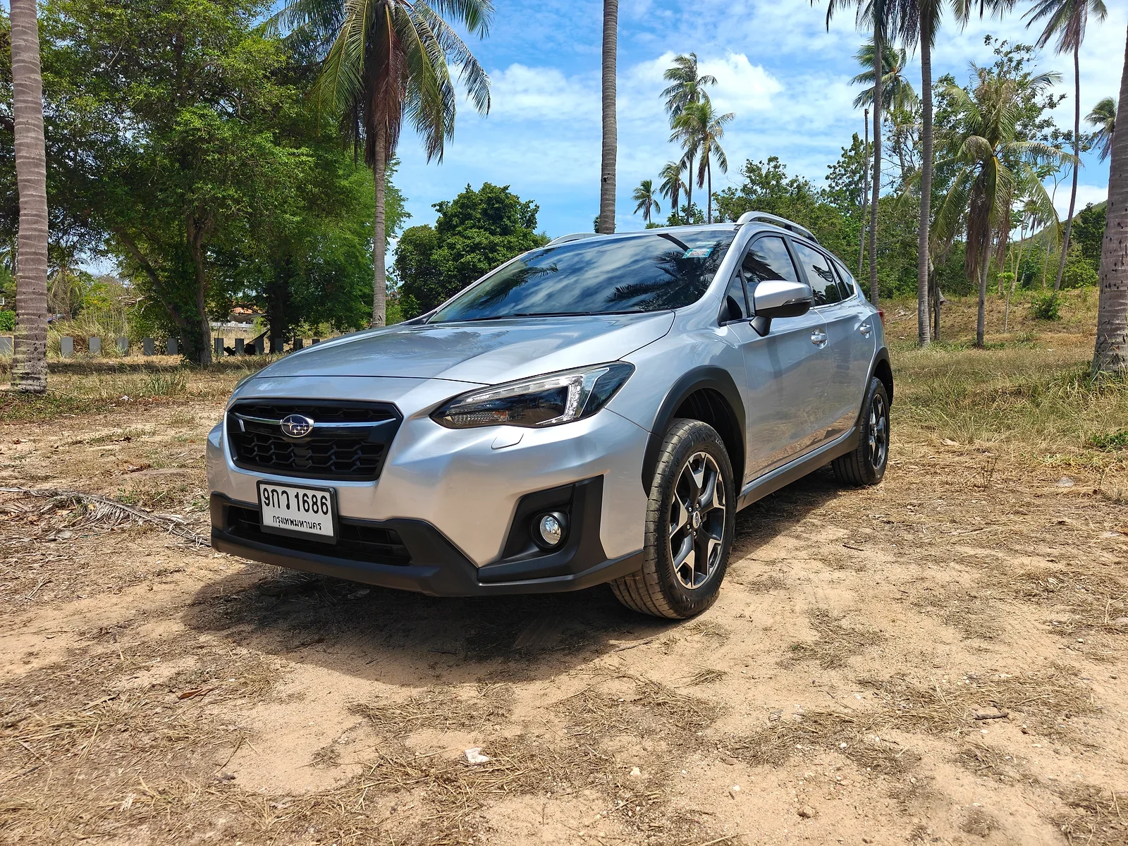 Subaru XV gris argent garé parmi les palmiers à Koh Samui