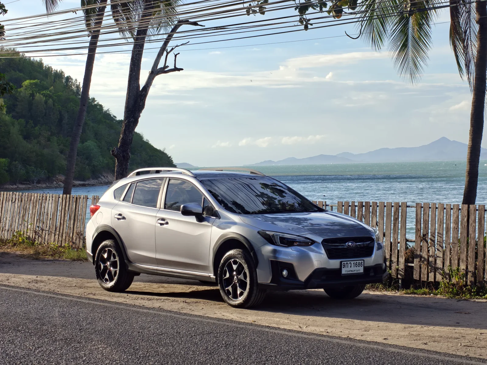 Silber-grauer Subaru XV in vorderer Dreiviertelansicht am Meer auf Koh Samui