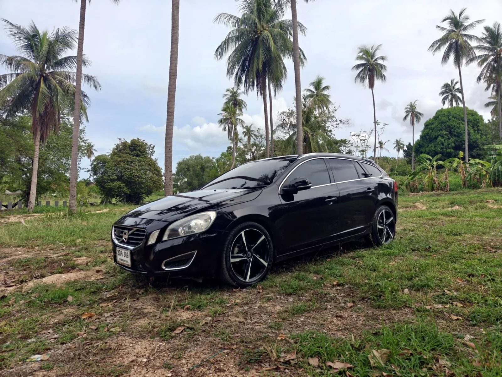 Volvo V60 noire photographiée à Koh Samui